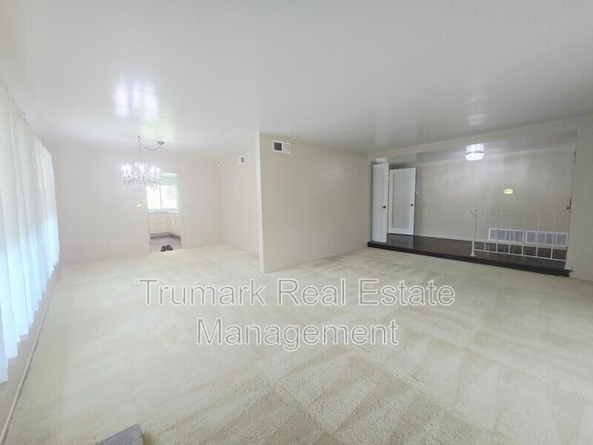 Building Photo - 3933 Karen Lynn Dr