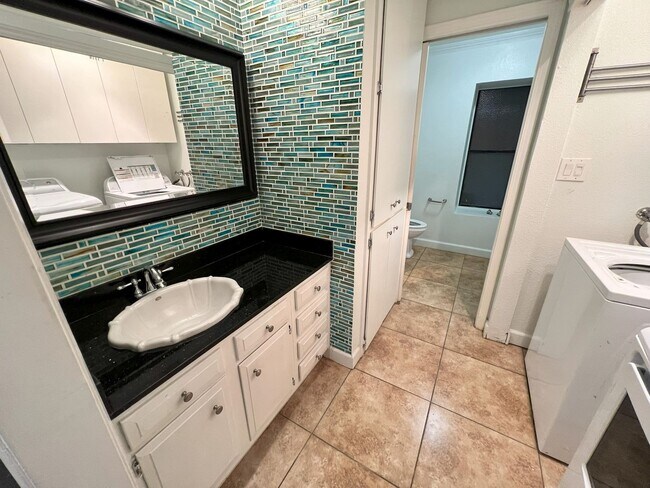 Building Photo - Remodeled 2 Bed, 2 Bath Unit in Downtown S...