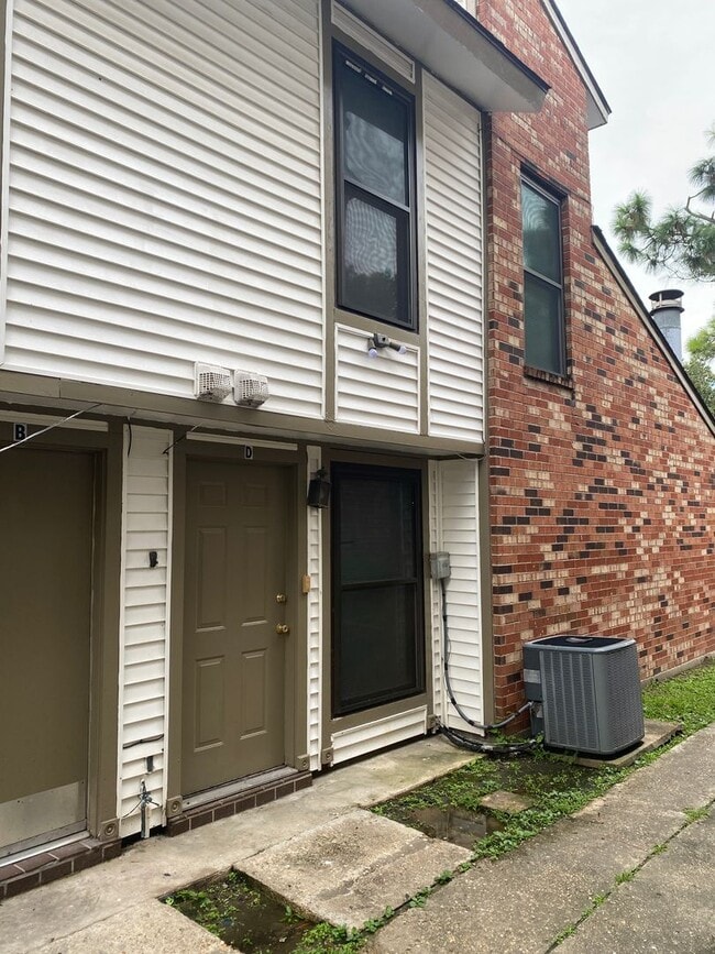 Building Photo - Spacious 3 bedroom 2 Full baths townhouse.