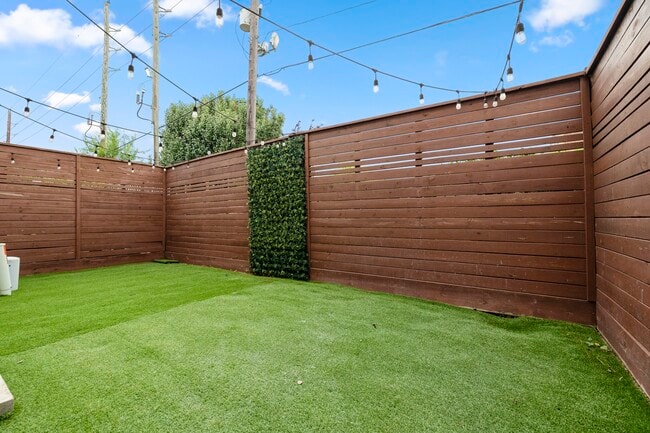 Building Photo - 3019 Royal Oaks Grove