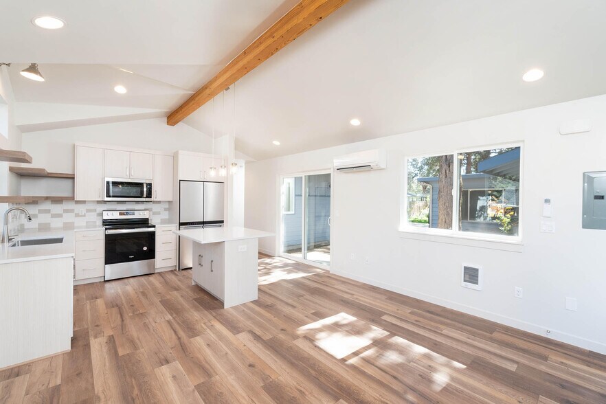 Building Photo - 1262 NE Burnside Ave