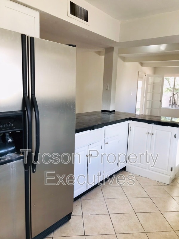 Building Photo - 7742 E Tanque Verde Ln