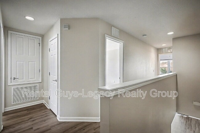 Building Photo - 6986 Roundleaf Dr