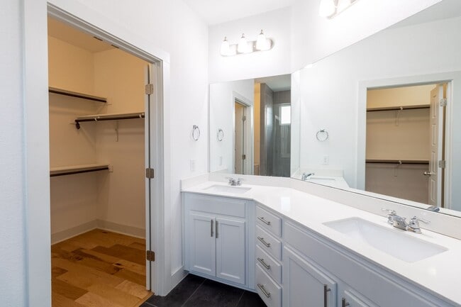 Building Photo - Amazing and peaceful 3/2.5 home in Austin!
