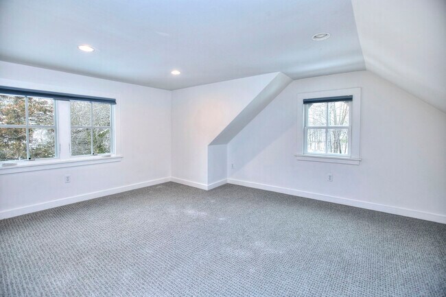 Building Photo - 53 Sylvan Rd N