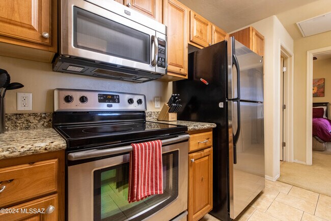 Building Photo - 2550 E River Rd