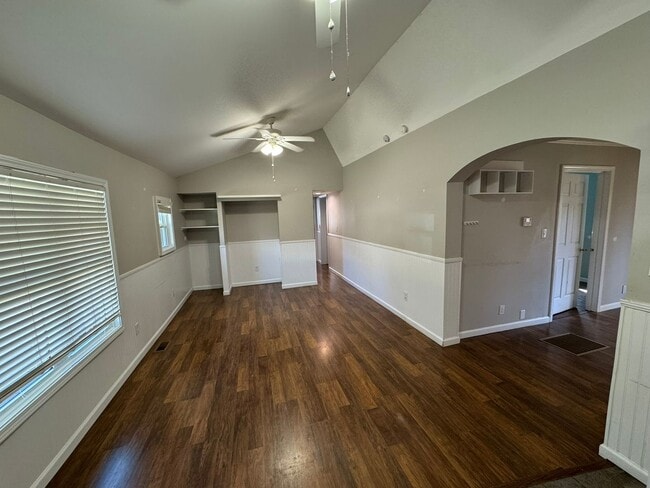 Building Photo - Arch Street Gem!