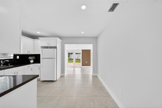 Building Photo - 7261 SW 21st St