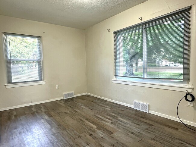 Building Photo - 1402 1st St