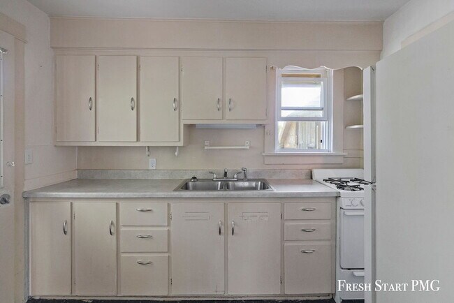 Building Photo - Inviting 1-Bedroom Unit with Natural Light...