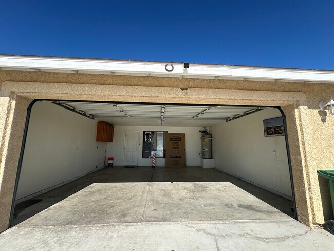 Building Photo - 4 bedroom home close to Joshua Tree National Park!