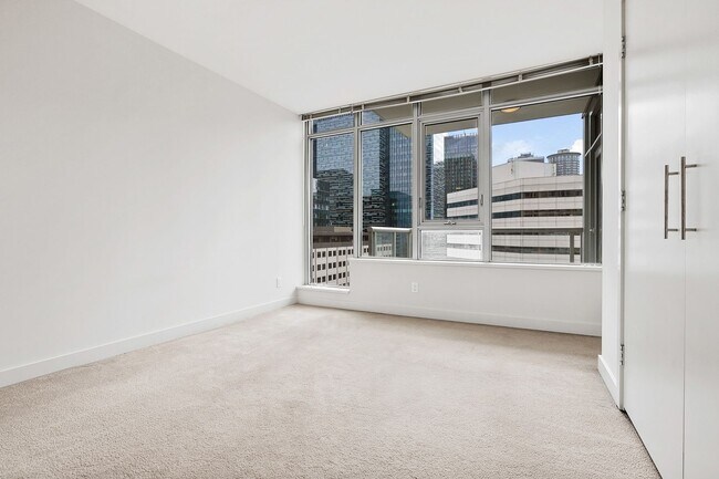 Building Photo - Stellar Denny Triangle Luxury Condo