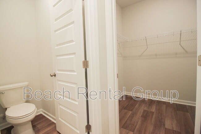 Building Photo - 1382 Speedway St