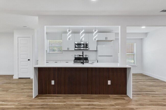 Building Photo - 219 Lakeview Dr