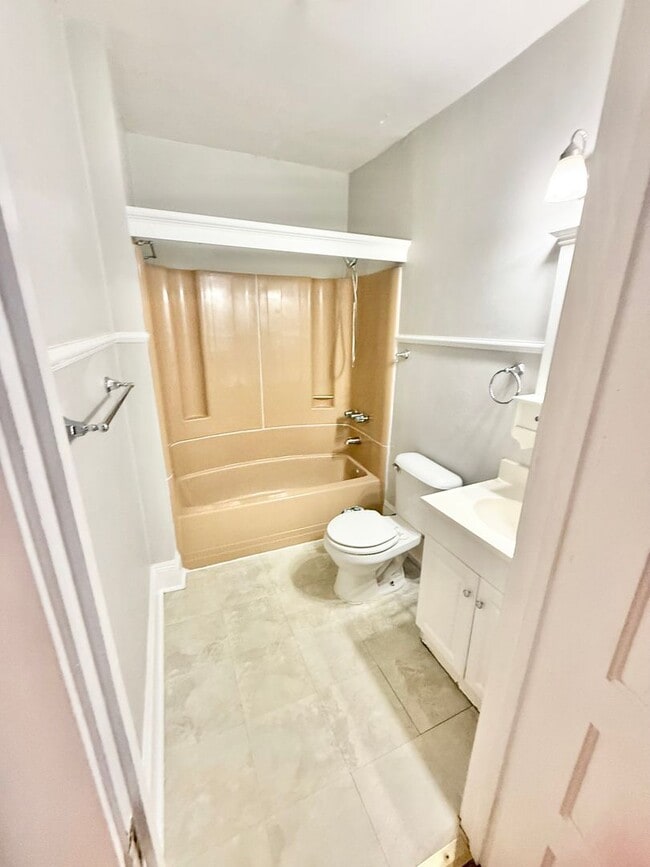 Building Photo - **BEST DEAL**Ghent -2 Bedroom condo 2nd Fl...