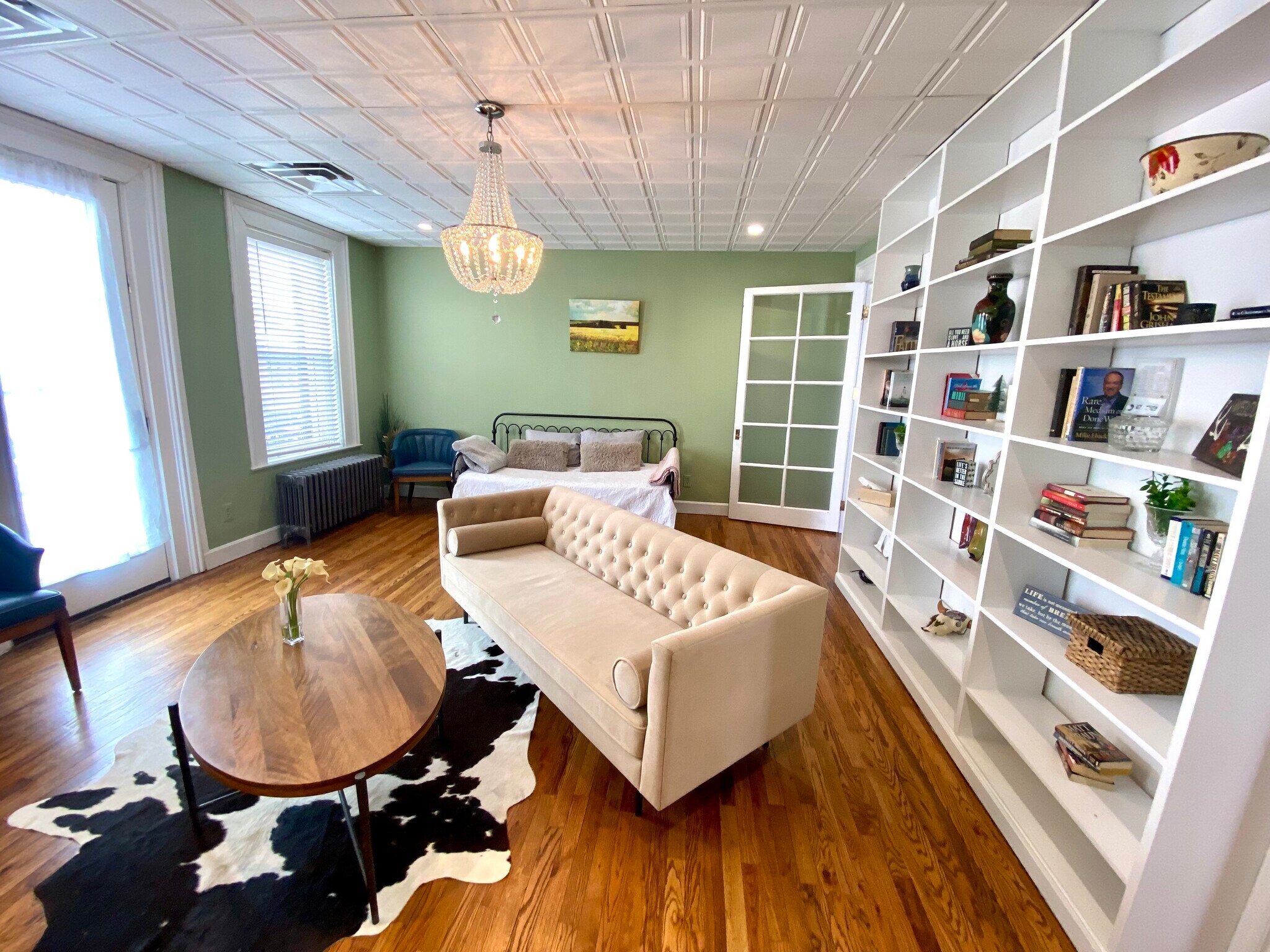 Lots of Natural Light - 208 Walnut St