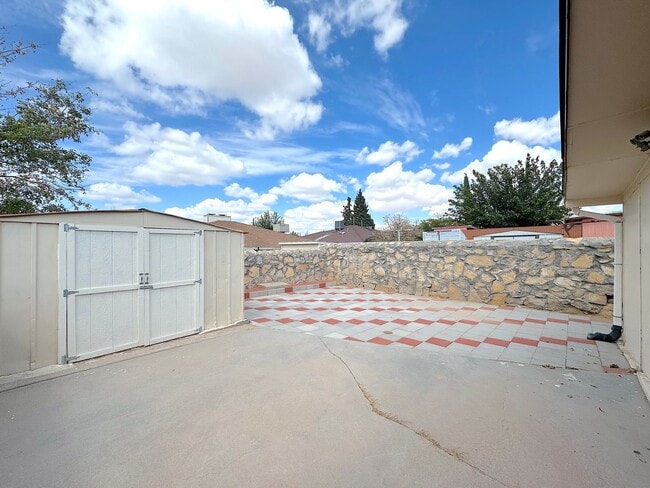 Building Photo - Refrig A/C 2bed/2bath Duplex with Bonus Room!