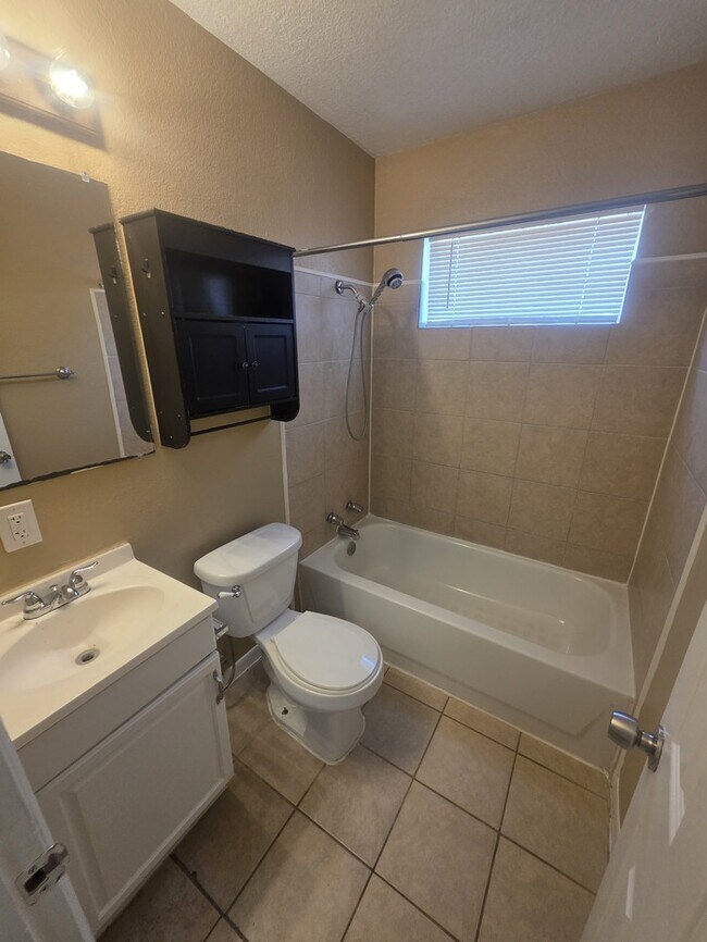 Building Photo - 711 Ruby Dr