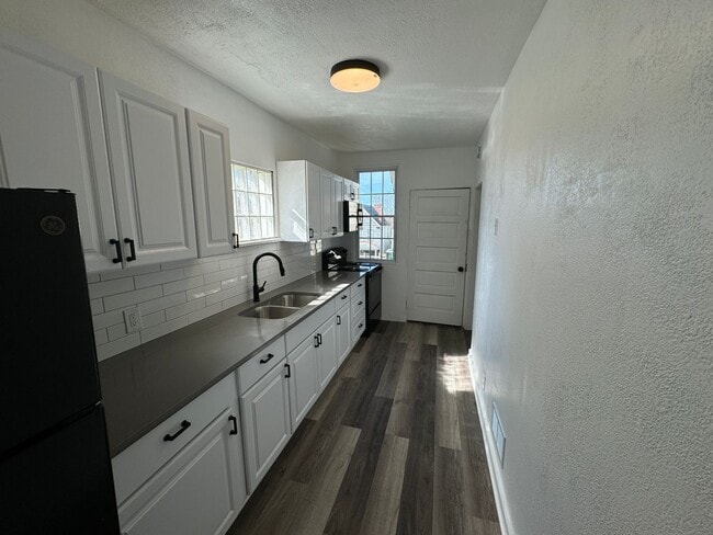 Building Photo - 4 BEDROOM HOME AVAILABLE NOW!!