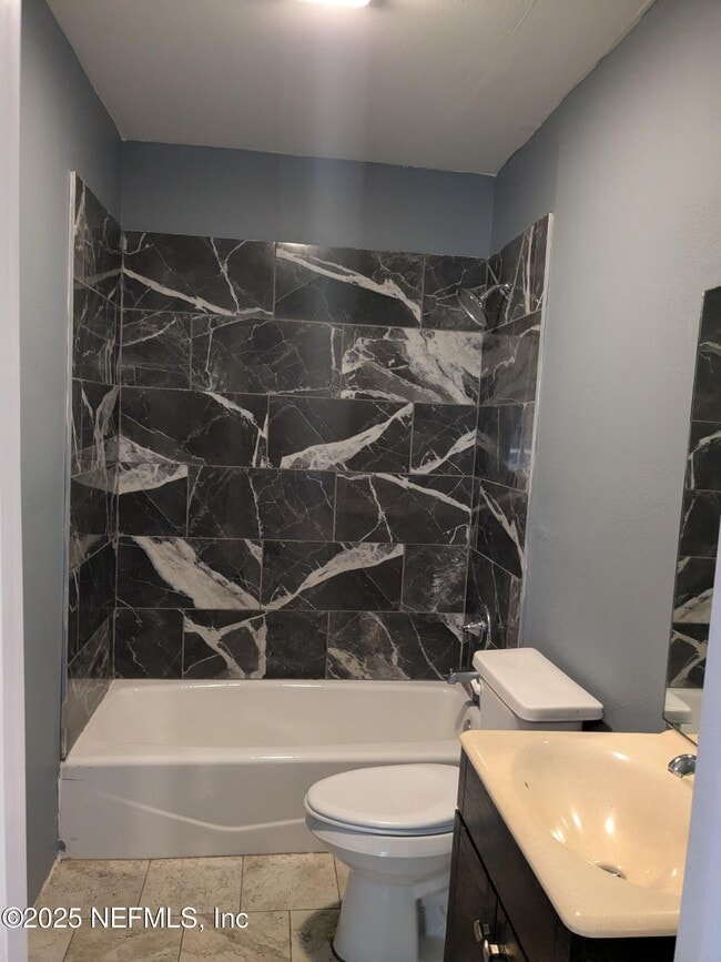 Building Photo - 1568 Ella St