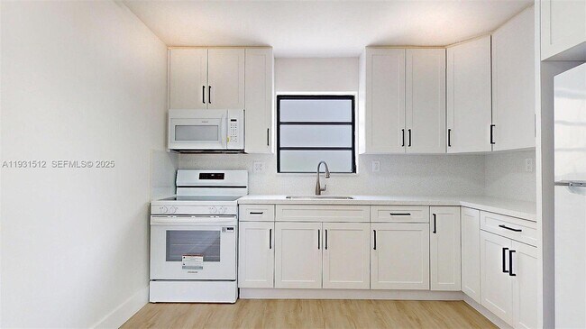 Building Photo - 1676 W 42nd St