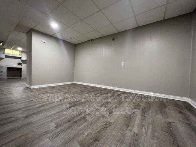 Building Photo - 205 Elm St