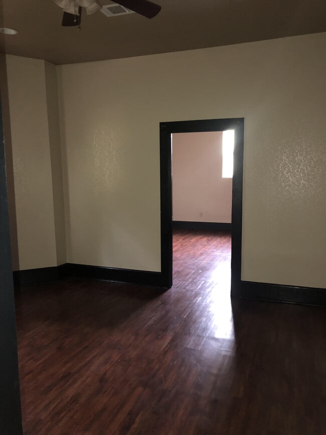 Building Photo - 304 W Harding Ave