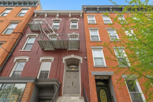 Building Photo - 356 Varick St