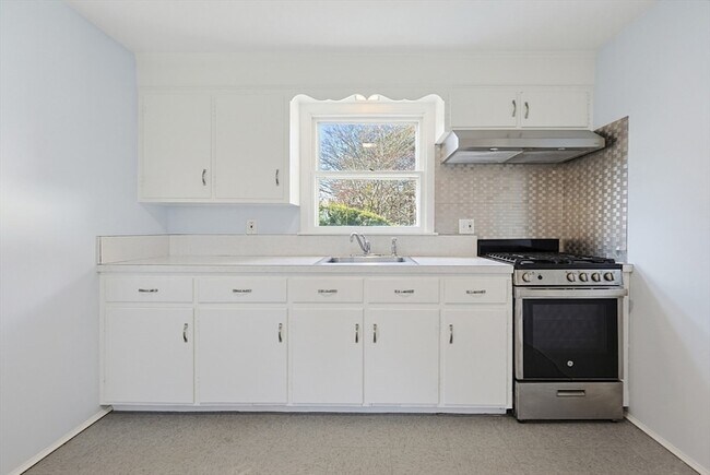 Building Photo - 9-13 W Main Street Unit 1