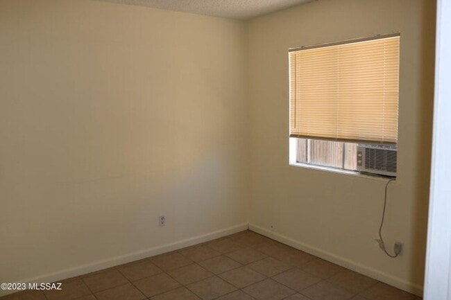 Building Photo - Super Northwest Location! Lovely spacious 3 bedroom, 2 bath home with large back yard