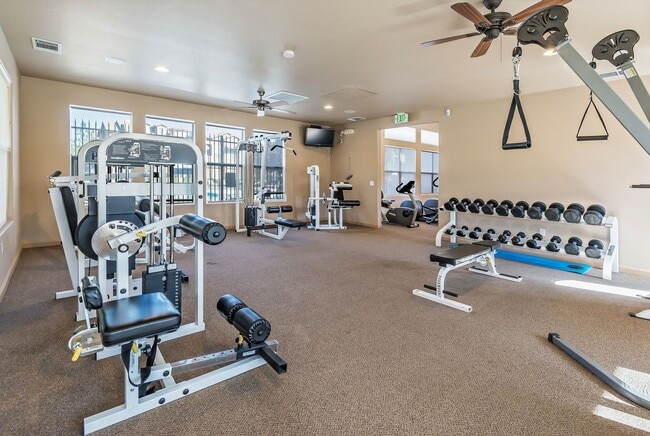 Building Photo - One bedroom condo with bonus space/loft, community pool and gym. Pets welcome!