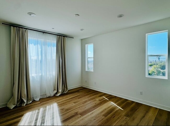 Building Photo - Gorgeous Three Bedroom Townhome For Rent in Gardena!