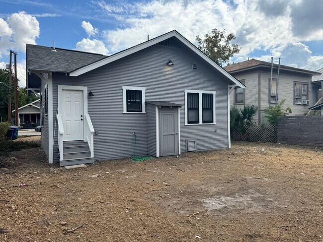 Building Photo - Move-In Ready & Recently Updated 2-Bedroom...
