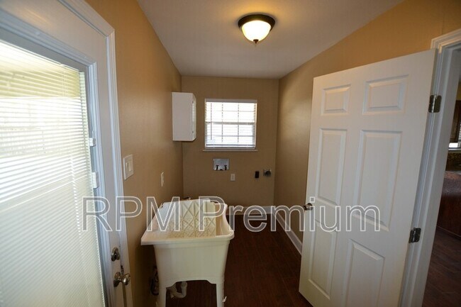 Building Photo - 12299 Sherbrook Dr