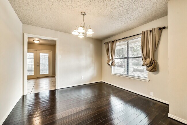 Building Photo - $2200 Wylie: Single level house with wood ...
