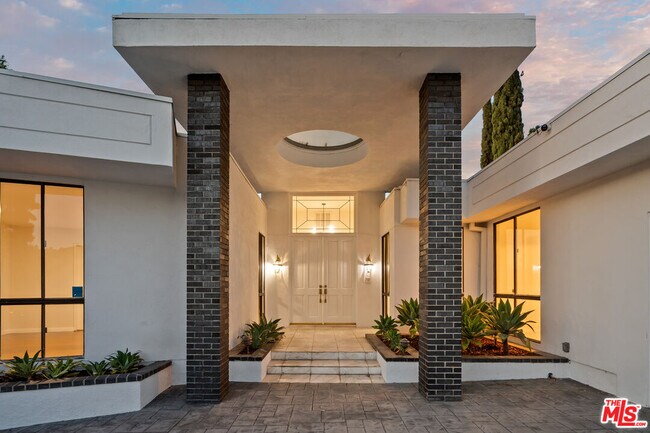 Building Photo - 3329 Dona Rosa Dr