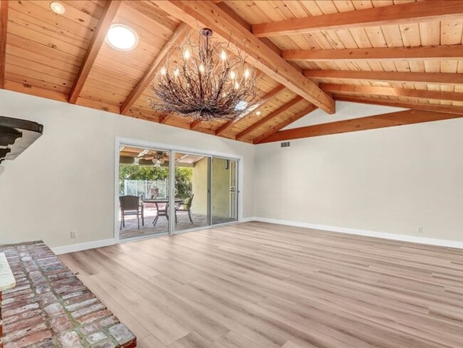 Building Photo - Welcome to this charming 3-bedroom, 2-bath...