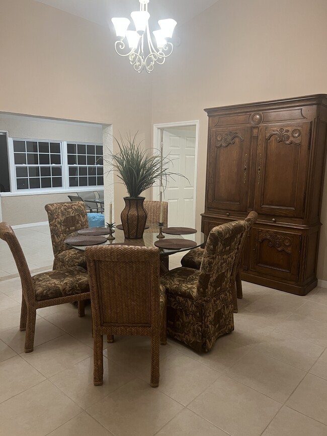 Building Photo - 922 Jackson Way