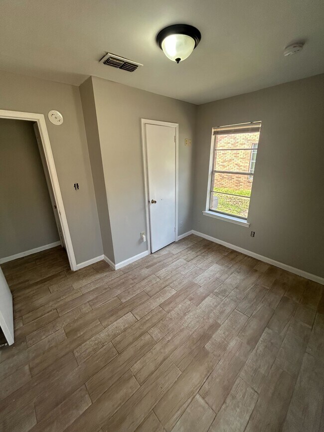 Building Photo - 940 Pebblebrook Dr