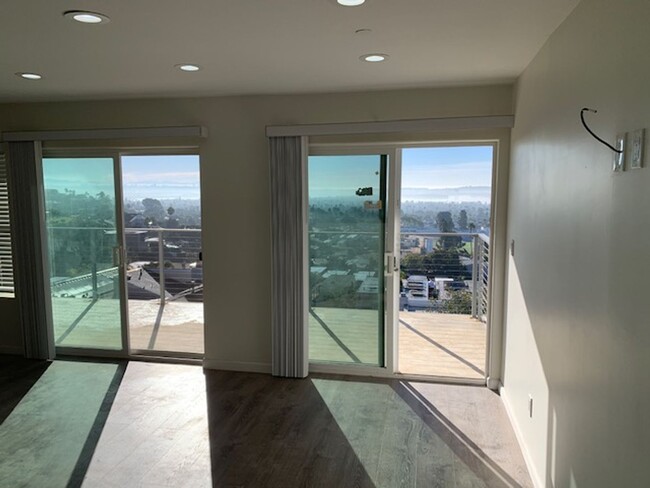 Building Photo - North Pacific Beach, 2 bedroom 2 bath with...