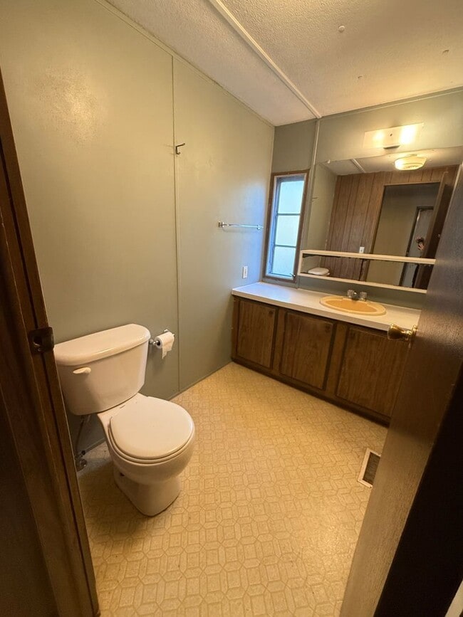 Building Photo - 2 Bed/1 Bath on Bend's Westside - Stannium...