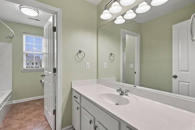 Building Photo - 2055 Hemlock Dr