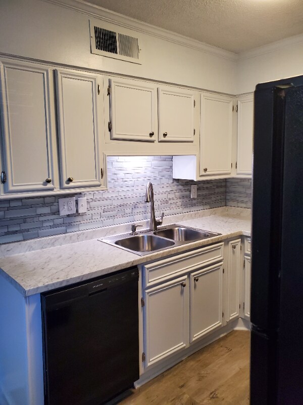 Building Photo - 601 Riverhill Cir