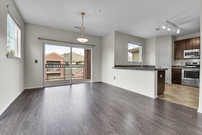 Building Photo - $1,800 - 1 Bed, 1.5 Bath Condo in Denver with In Unit Laundry in Great Location!