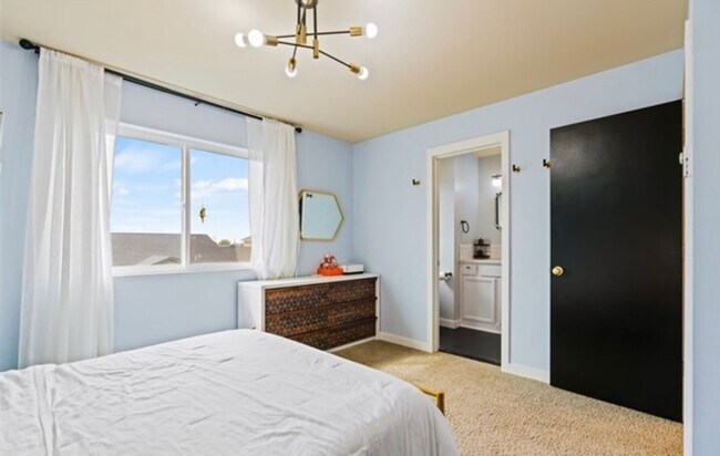 Building Photo - Newly Renovated & Ready to Impress!