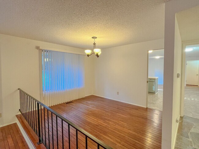 Building Photo - Charming 3bd/2bth Rambler in Tam o'Shanter in Redmond $3,795/mo