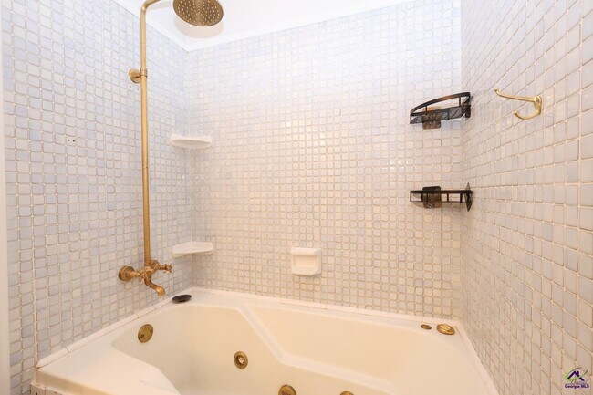 Building Photo - 205 Lake Placid Dr