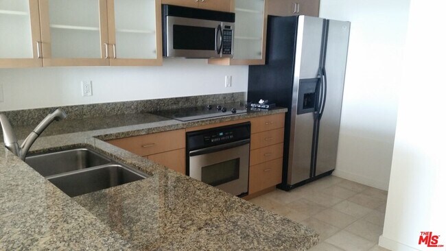 Building Photo - 13700 Marina Pointe Dr