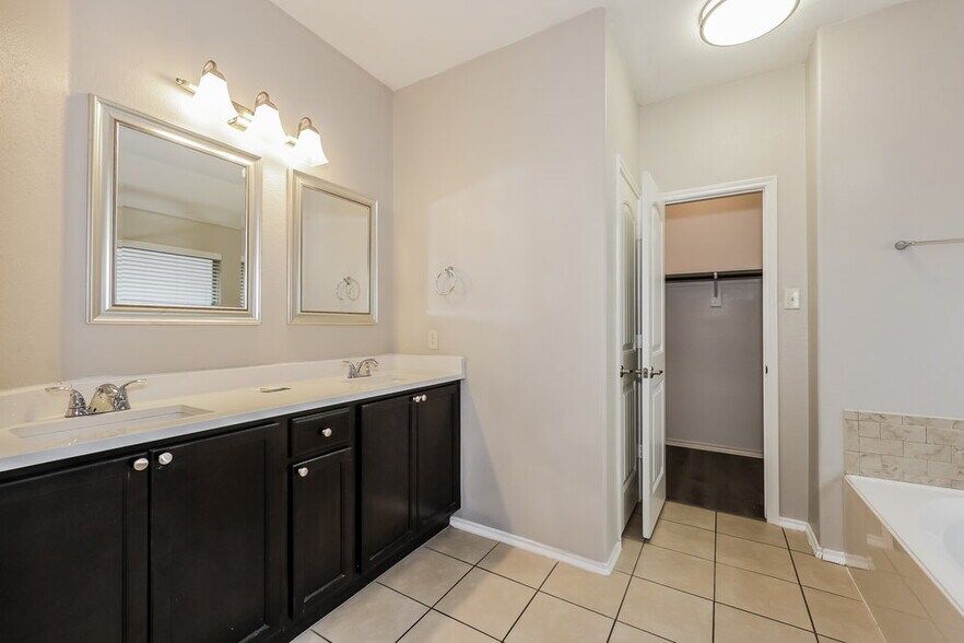 Building Photo - 1108 Lubbock Ln