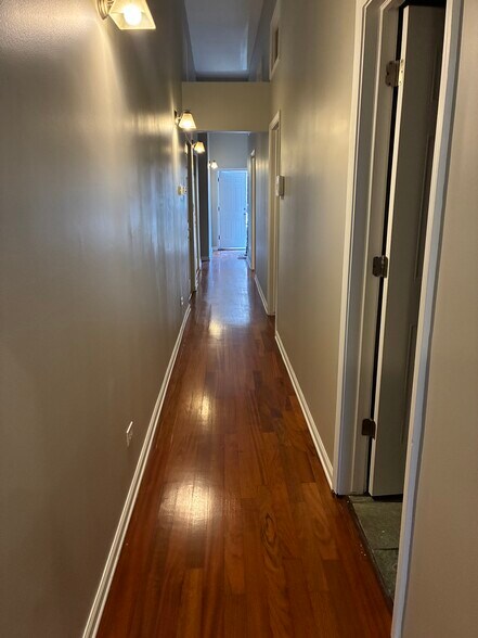 Building Photo - 521 N Racine Ave